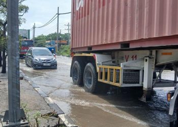 Pesisir Utara Surabaya Terendam Banjir Rob Menjelang Imlek