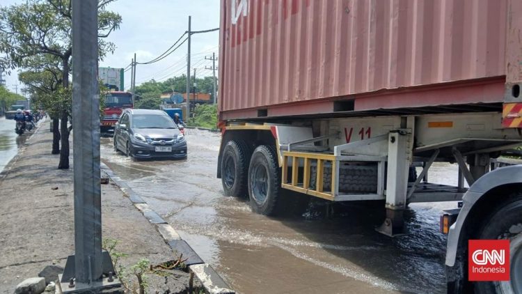 Pesisir Utara Surabaya Terendam Banjir Rob Menjelang Imlek
