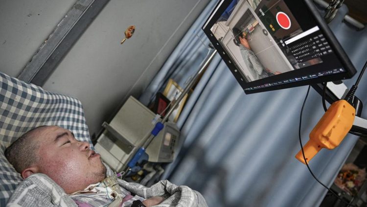 Pria China Lumpuh Total Operasikan Pertanian Cerdas Hanya dengan 1 Jari